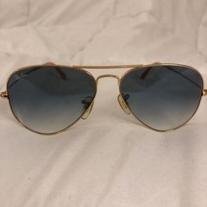Woman’s Ray-Bans